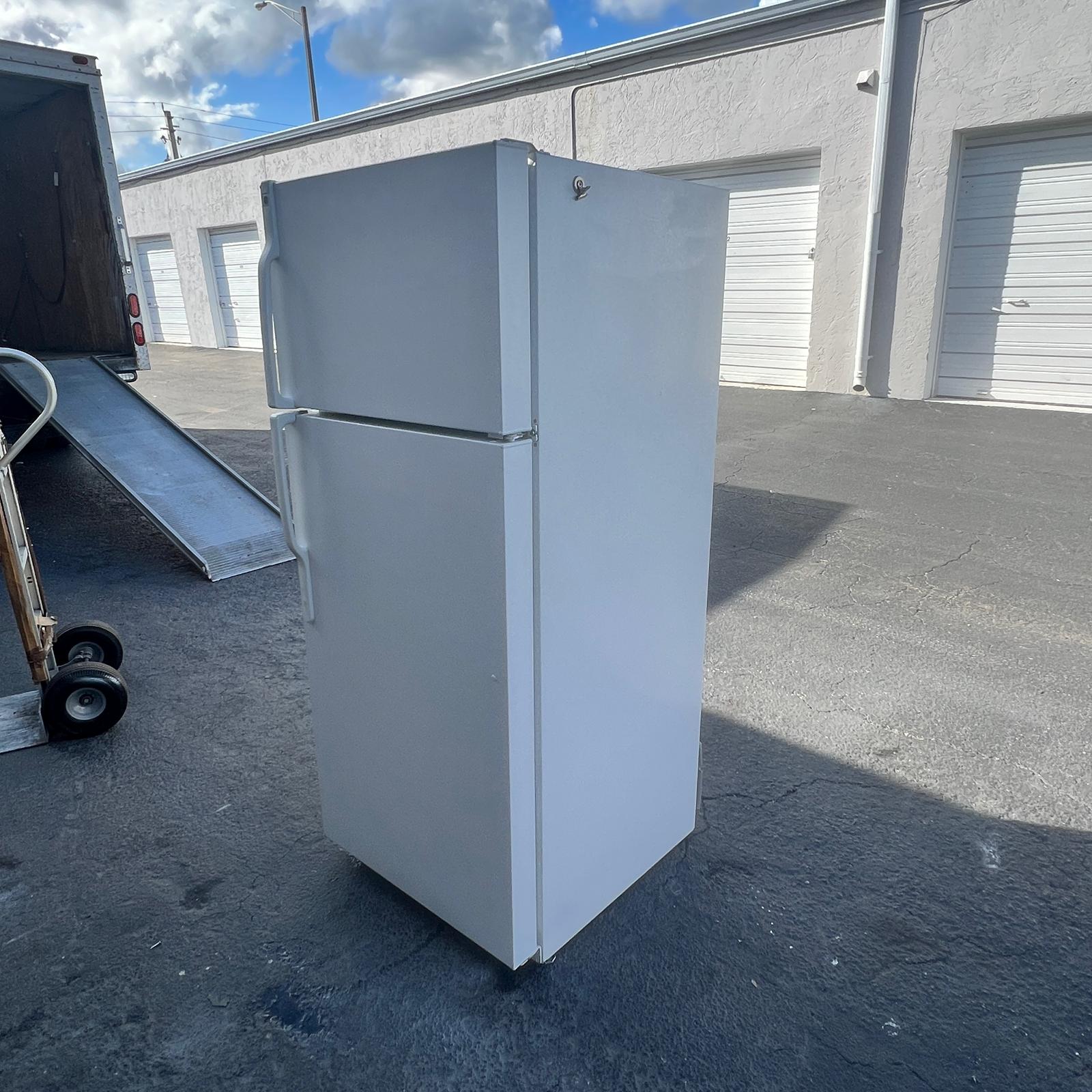 GE Top and Bottom Refrigerator GE Top and Bottom Refrigerator